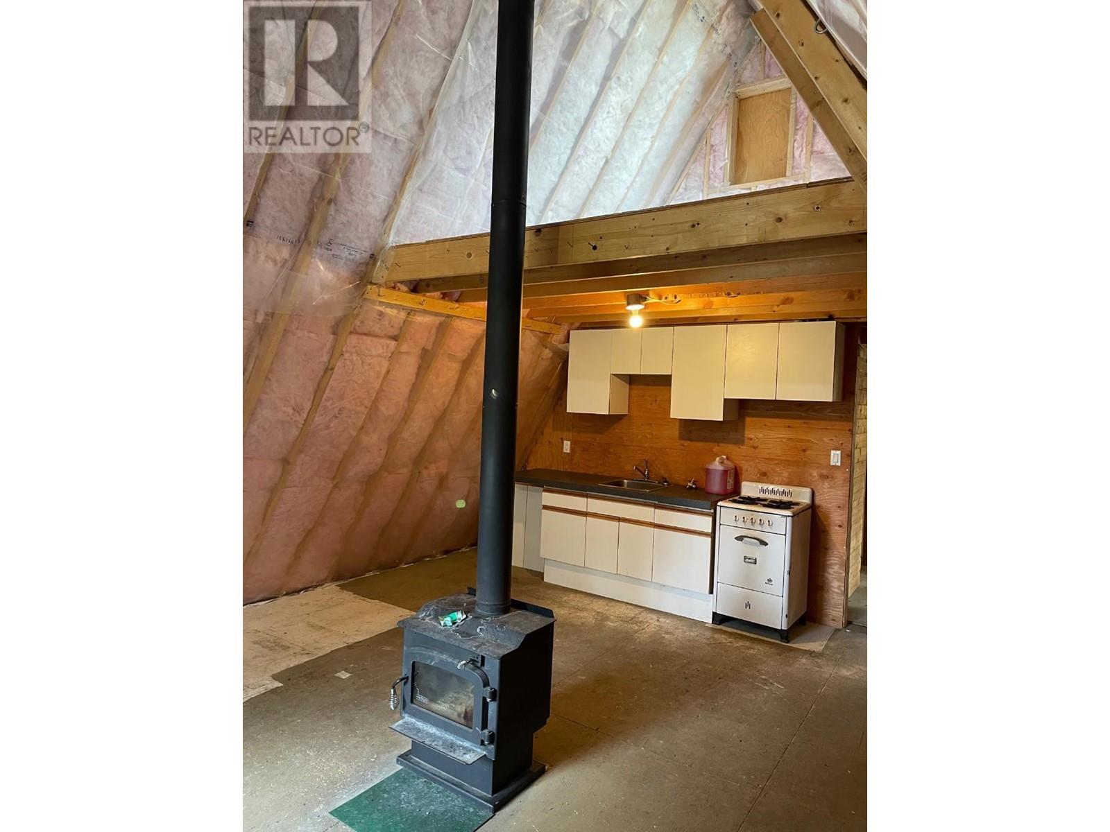 1910 Hulme Creek Road Property Photo 28