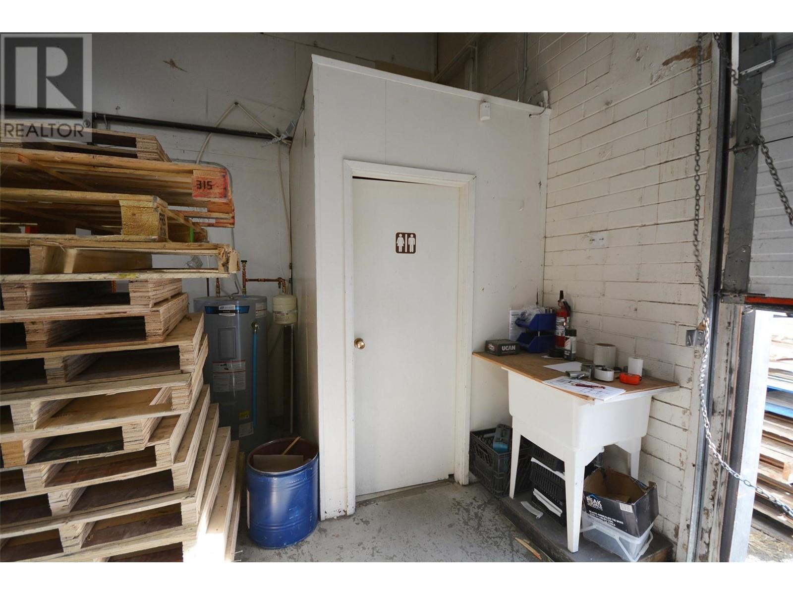 1130 Commercial Way Property Photo 8