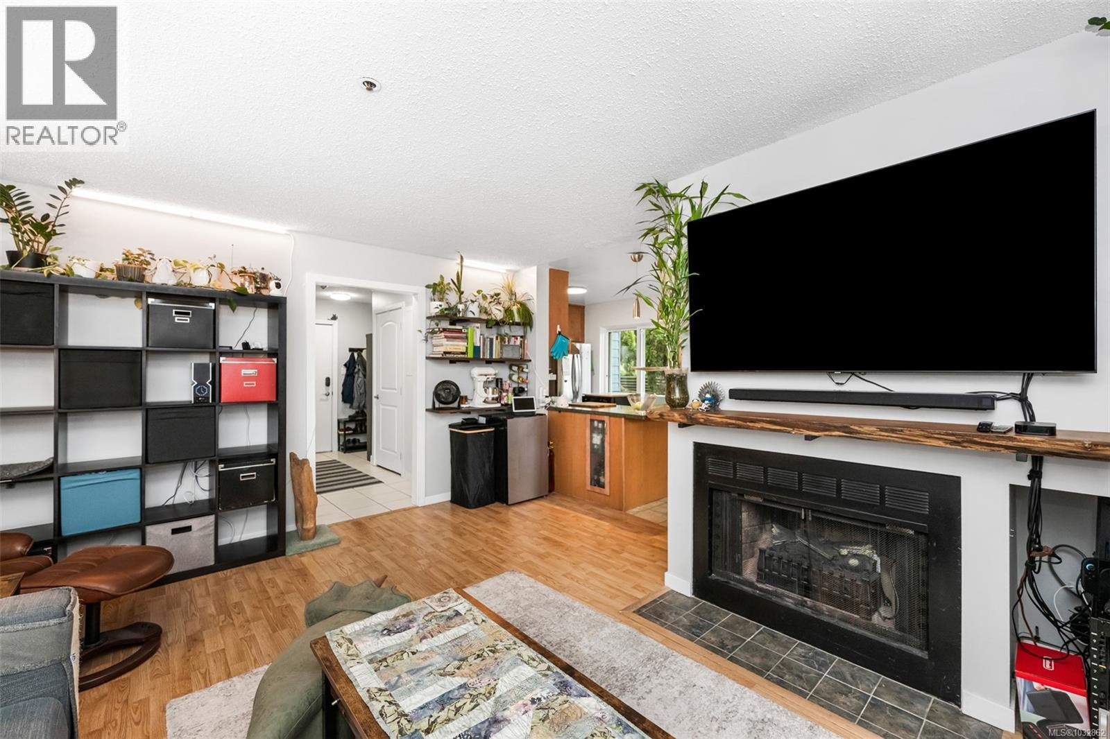 8 949 Cloverdale Ave Property Photo 4