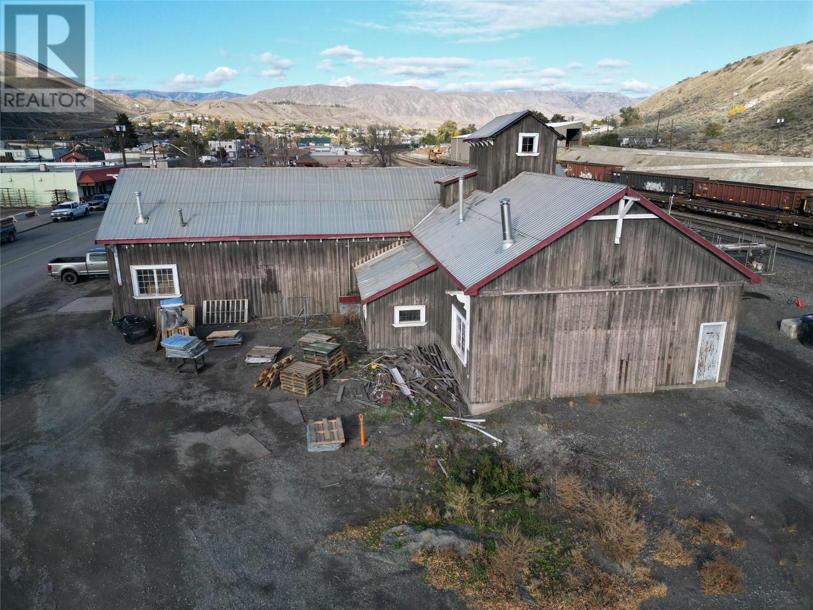 420 Railway Avenue Property Photo 4