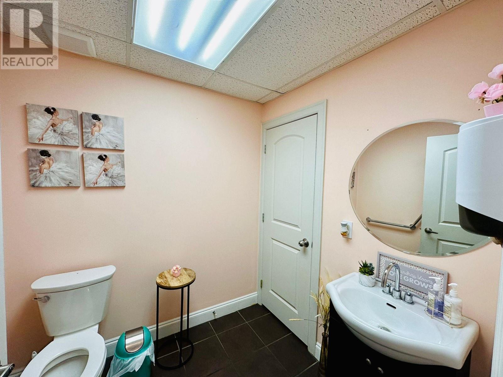 5651 24 Street Property Photo 16