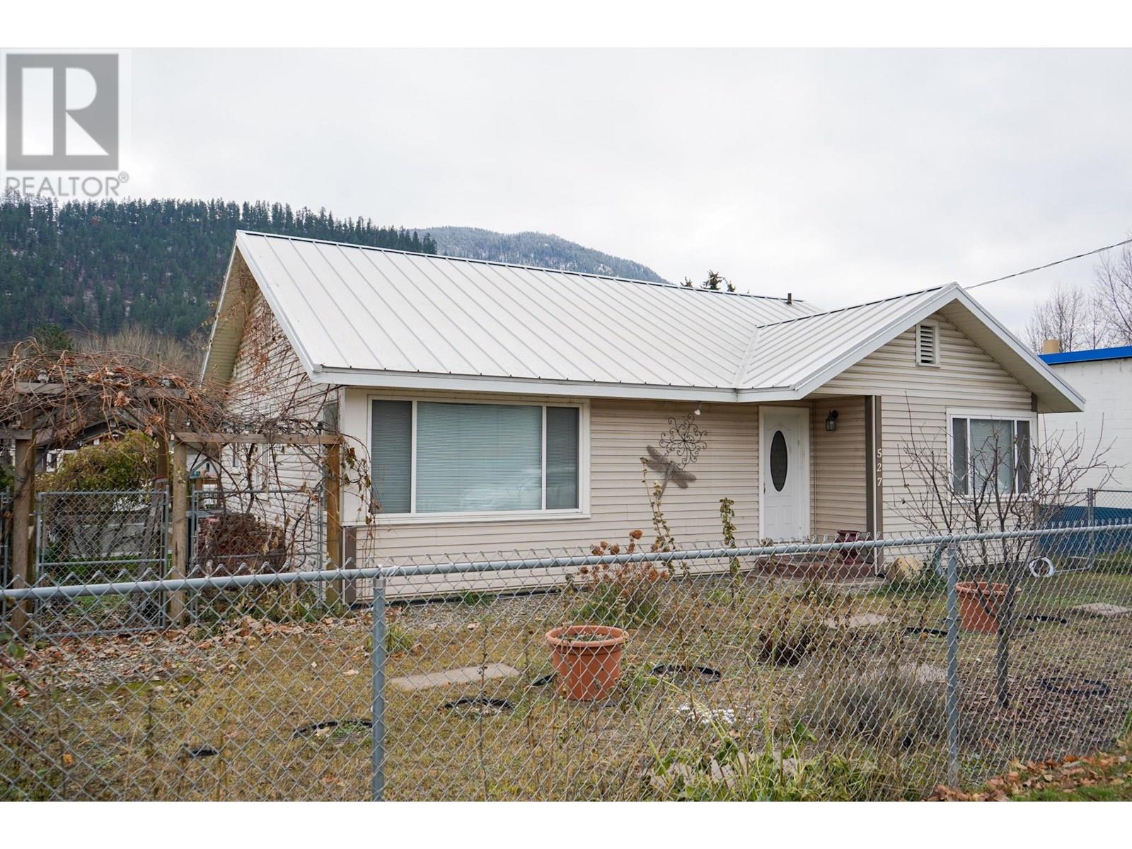 527 Shuswap Avenue Property Photo 1
