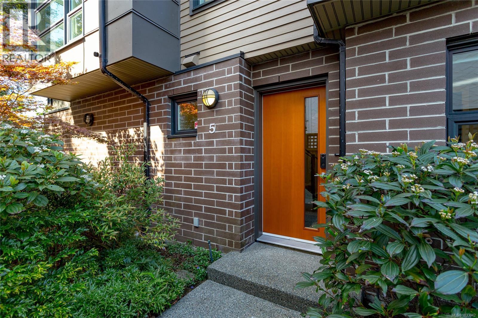 5 1137 Meares St Property Photo 6