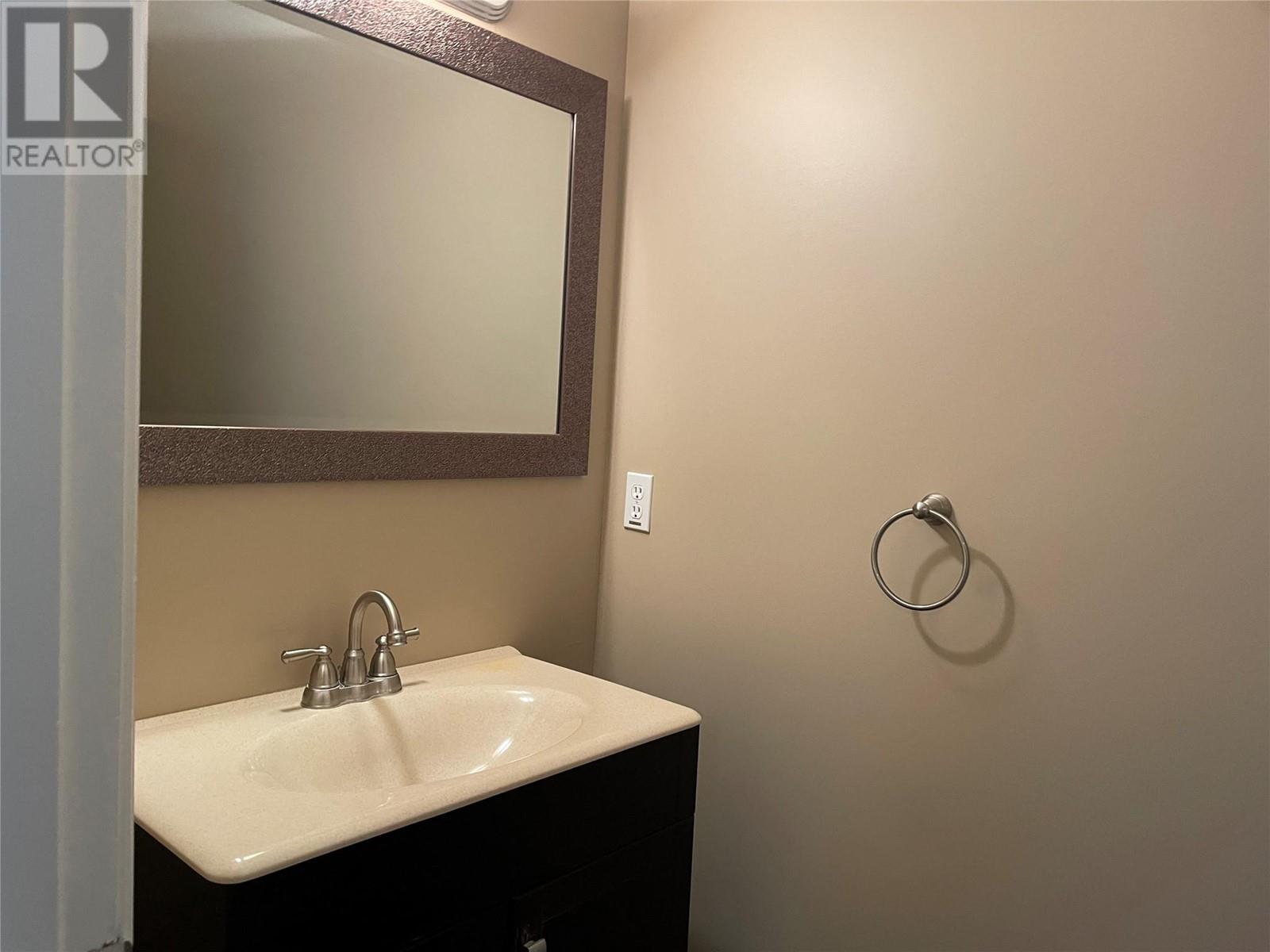 3202 32 Avenue Property Photo 4