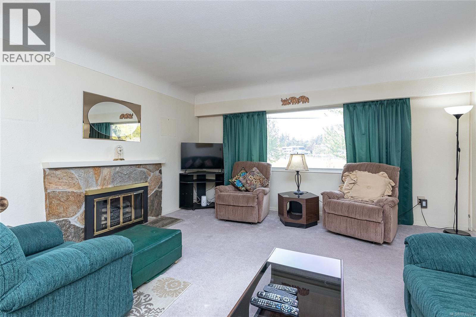 14 Kingham Pl Property Photo 6