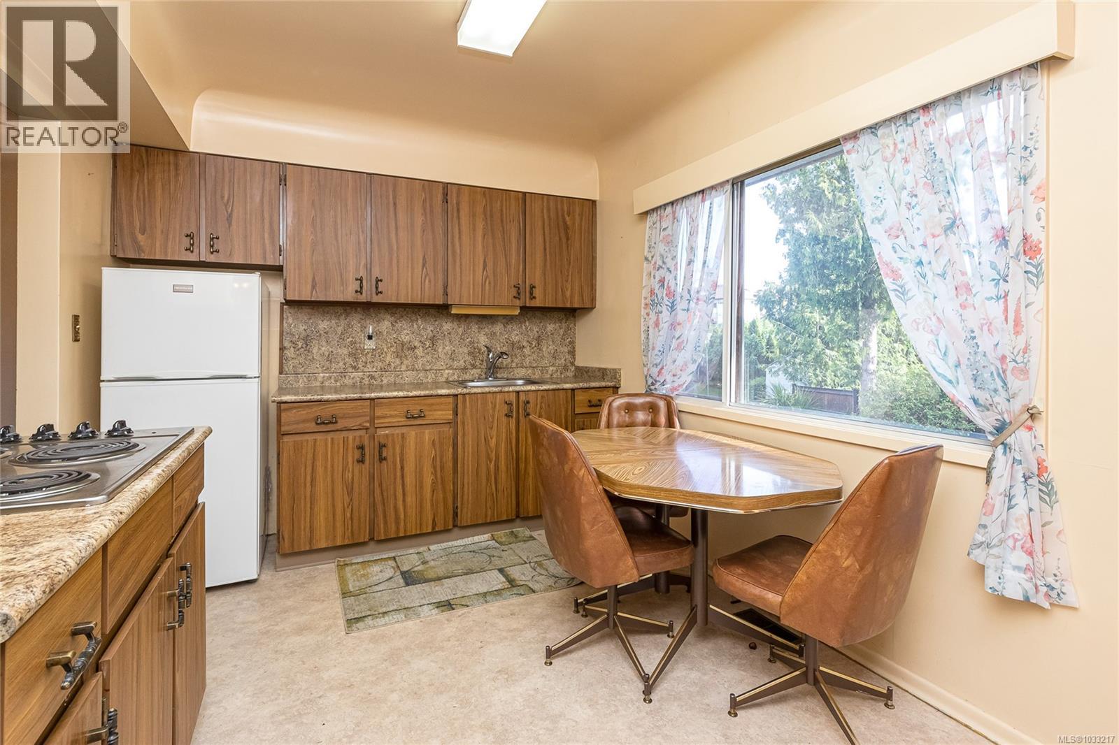14 Kingham Pl Property Photo 8