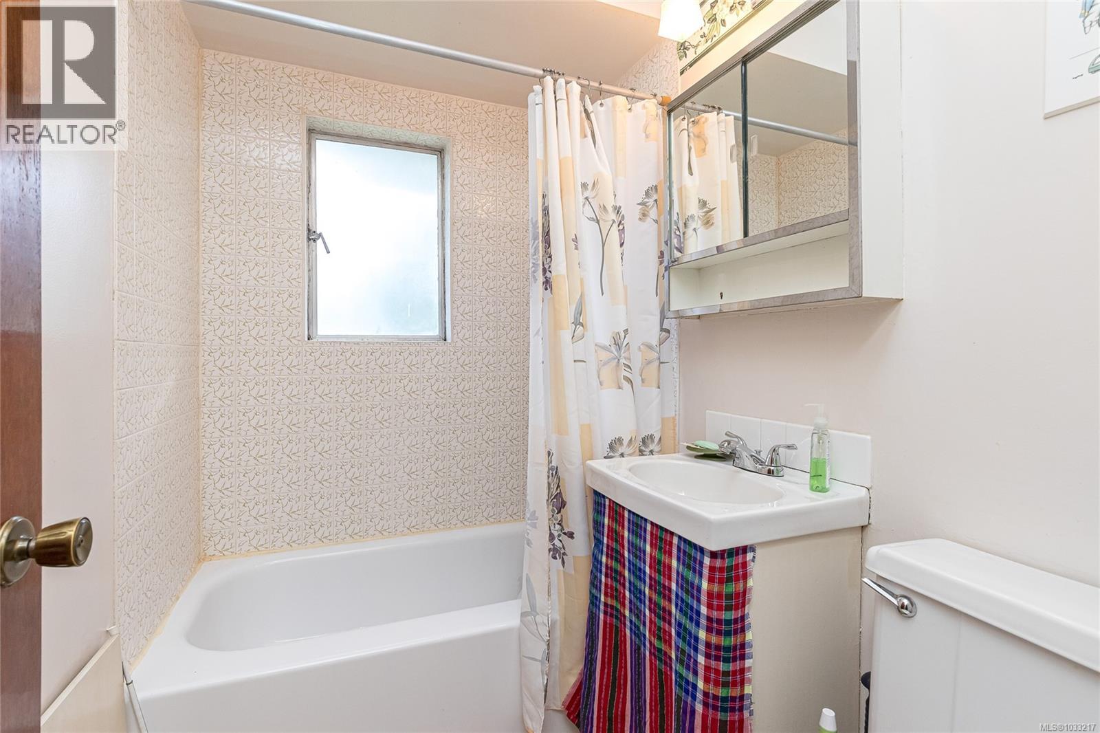 14 Kingham Pl Property Photo 13
