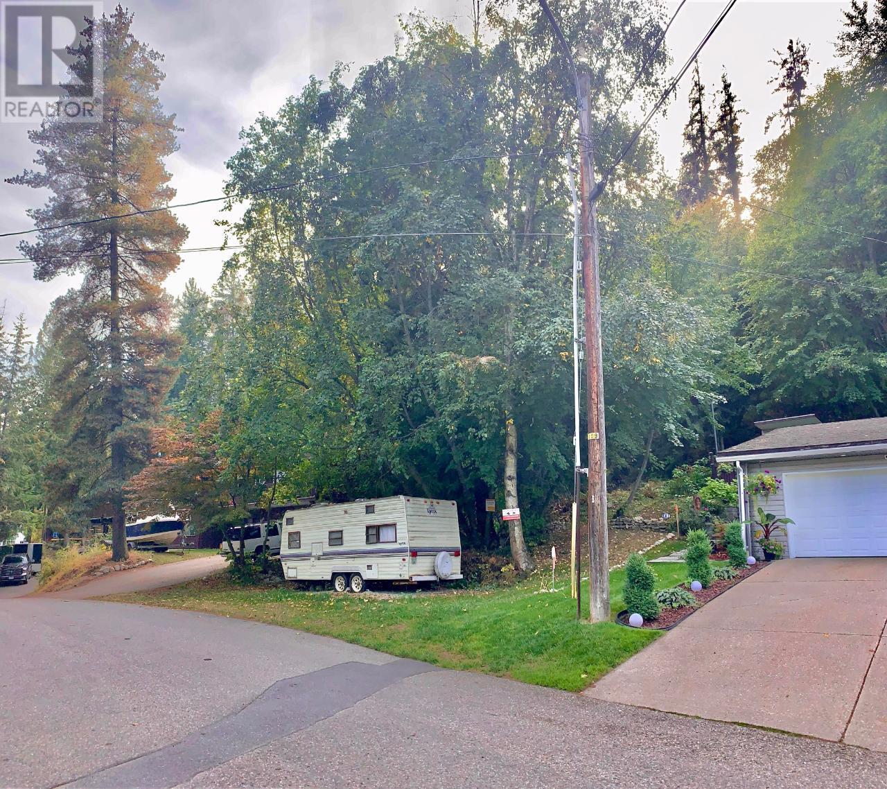 800 Lynnwood Crescent Property Photo 6