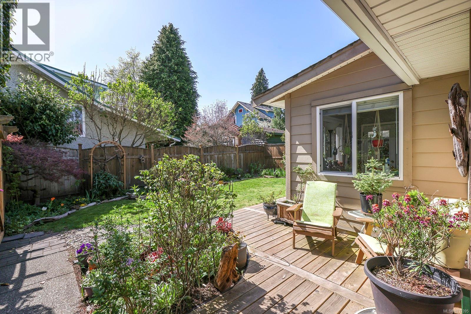 B 226 1st St Property Photo 12