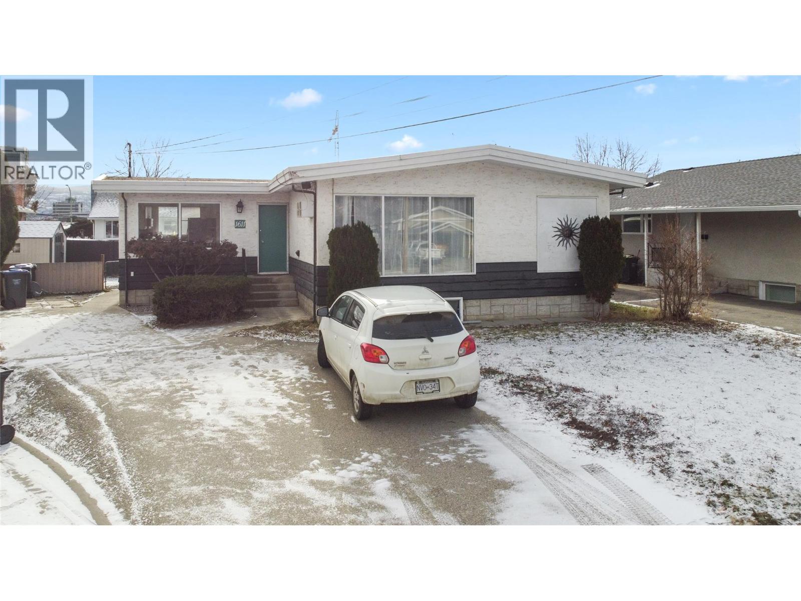 1611 Elm Street E Property Photo 1