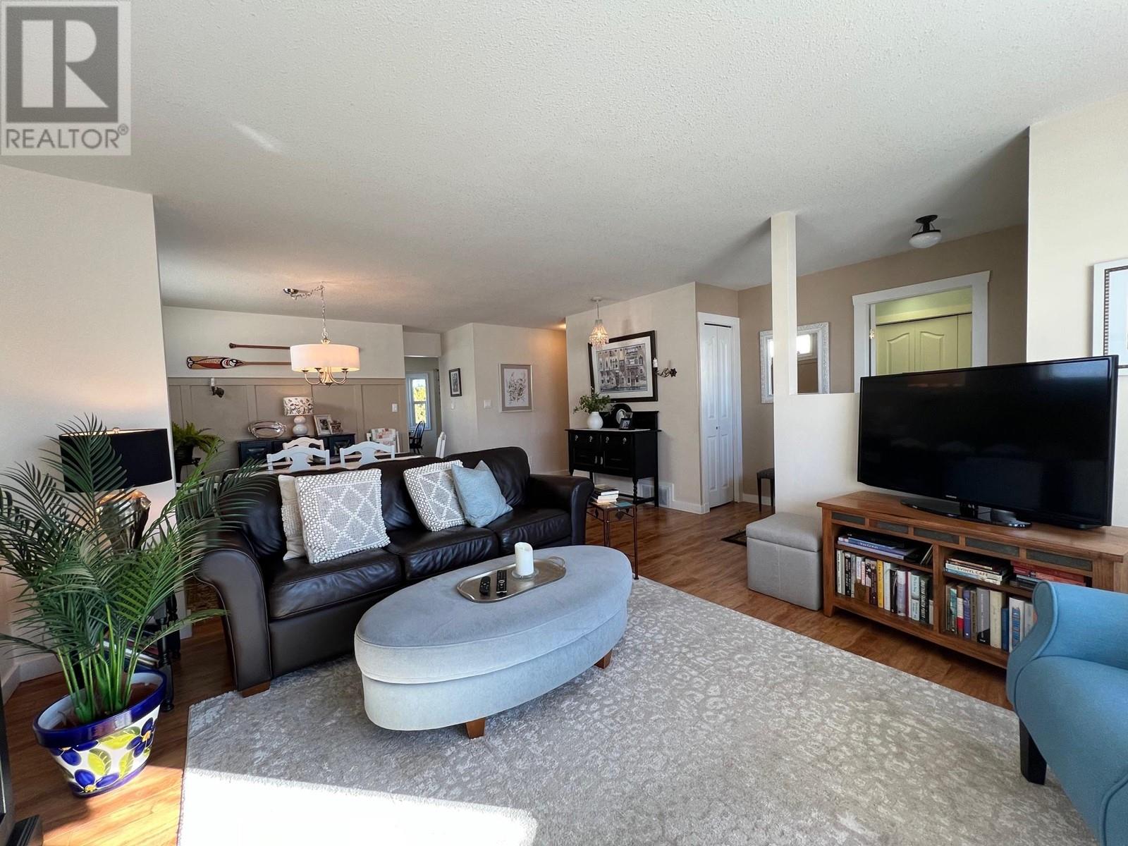 814 8 Avenue Property Photo 2