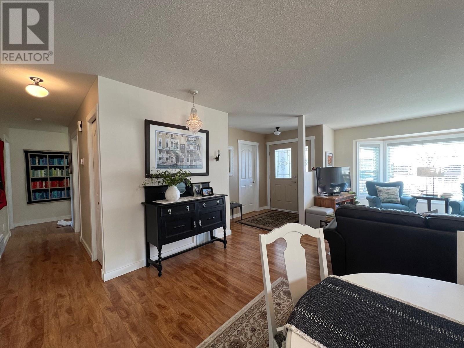 814 8 Avenue Property Photo 6