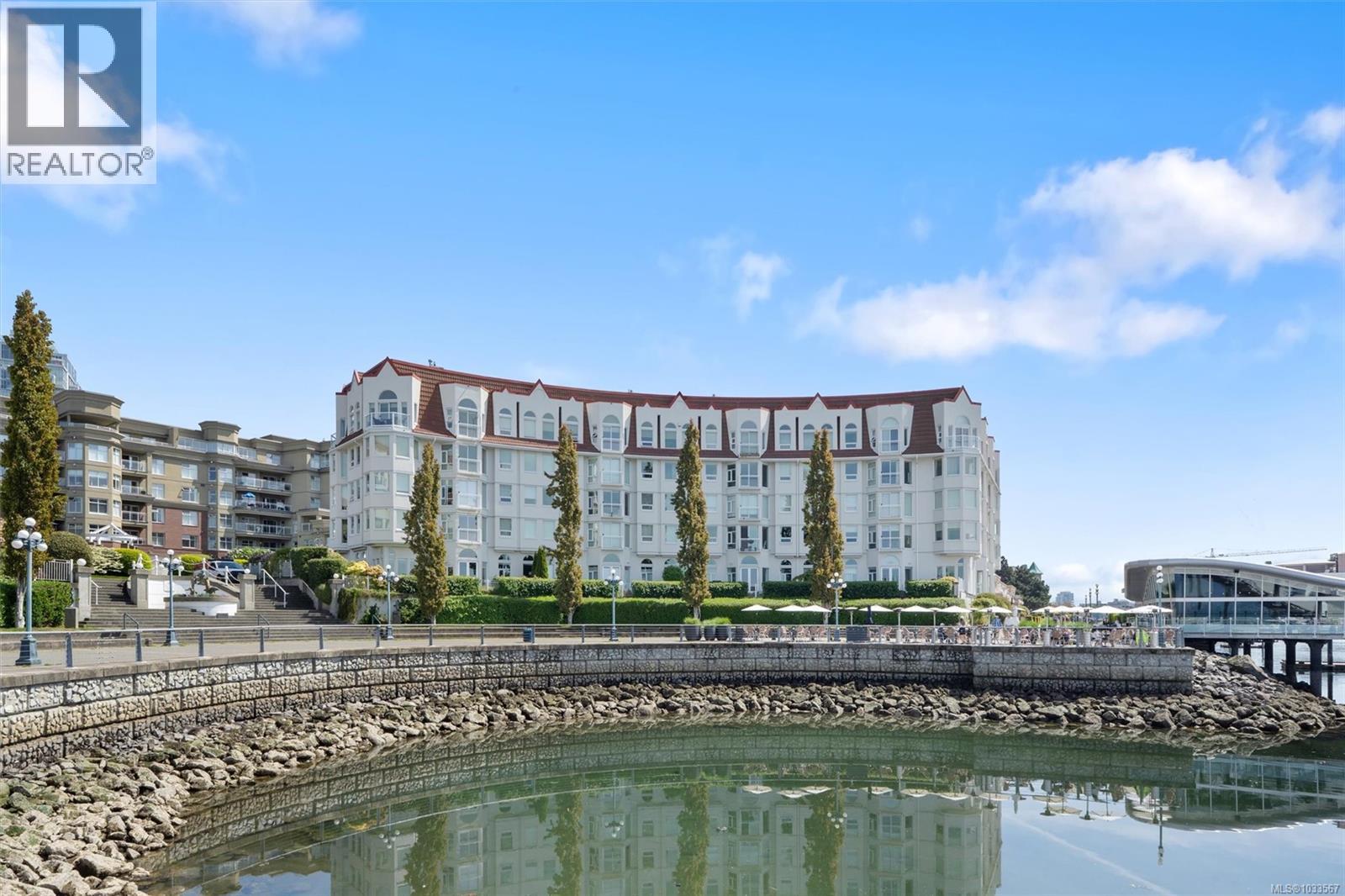318 10 Paul Kane Pl