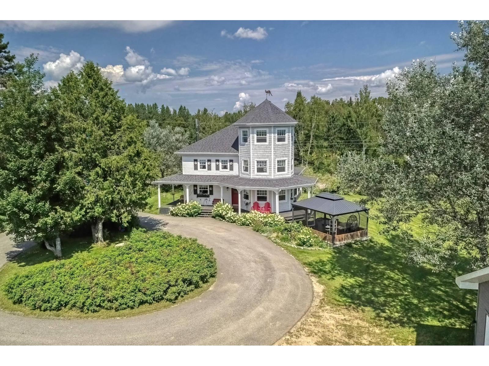 330 Mtée Des Paysans Property Photo 1