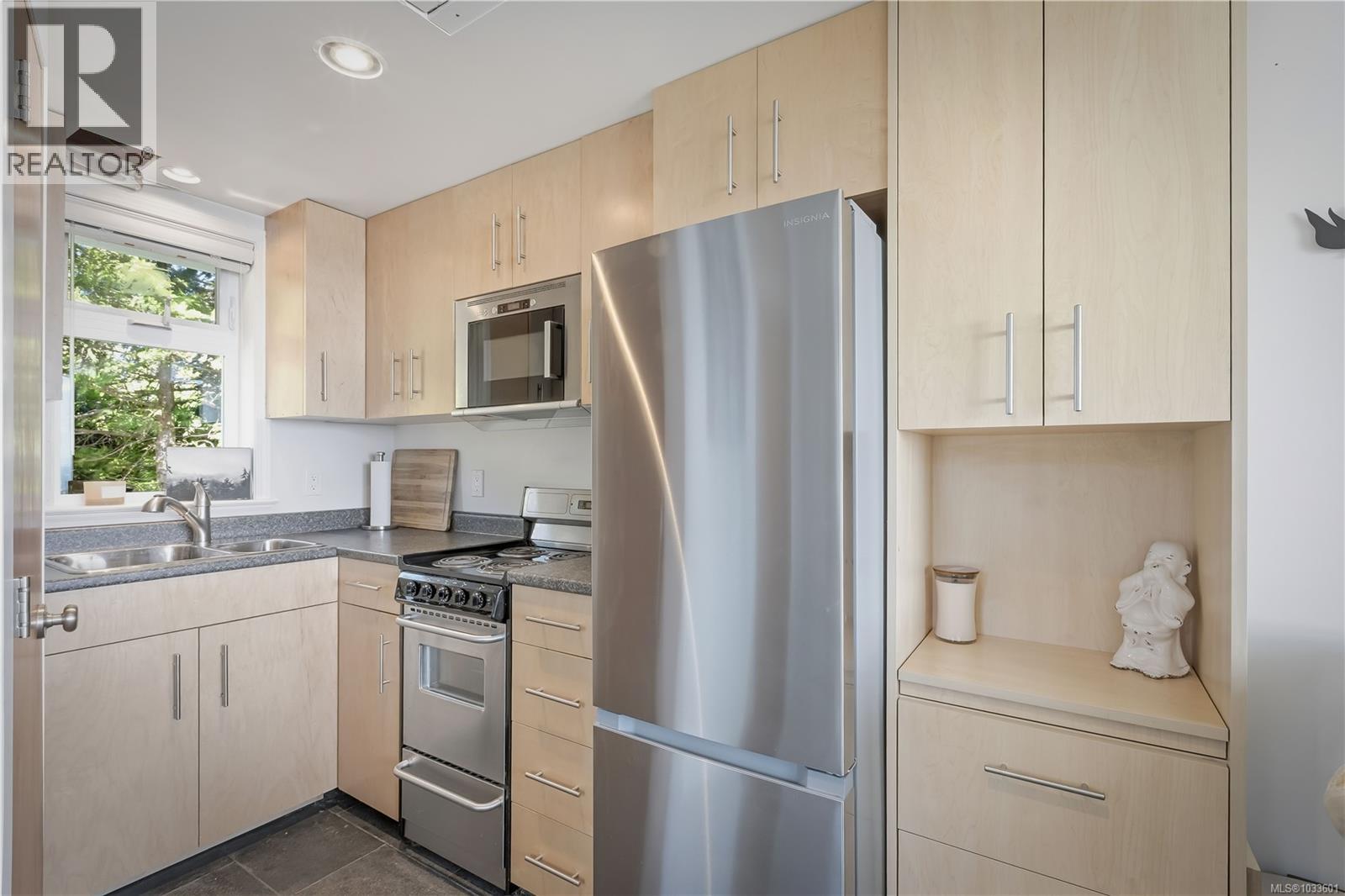 1006 Seventh Ave Property Photo 3