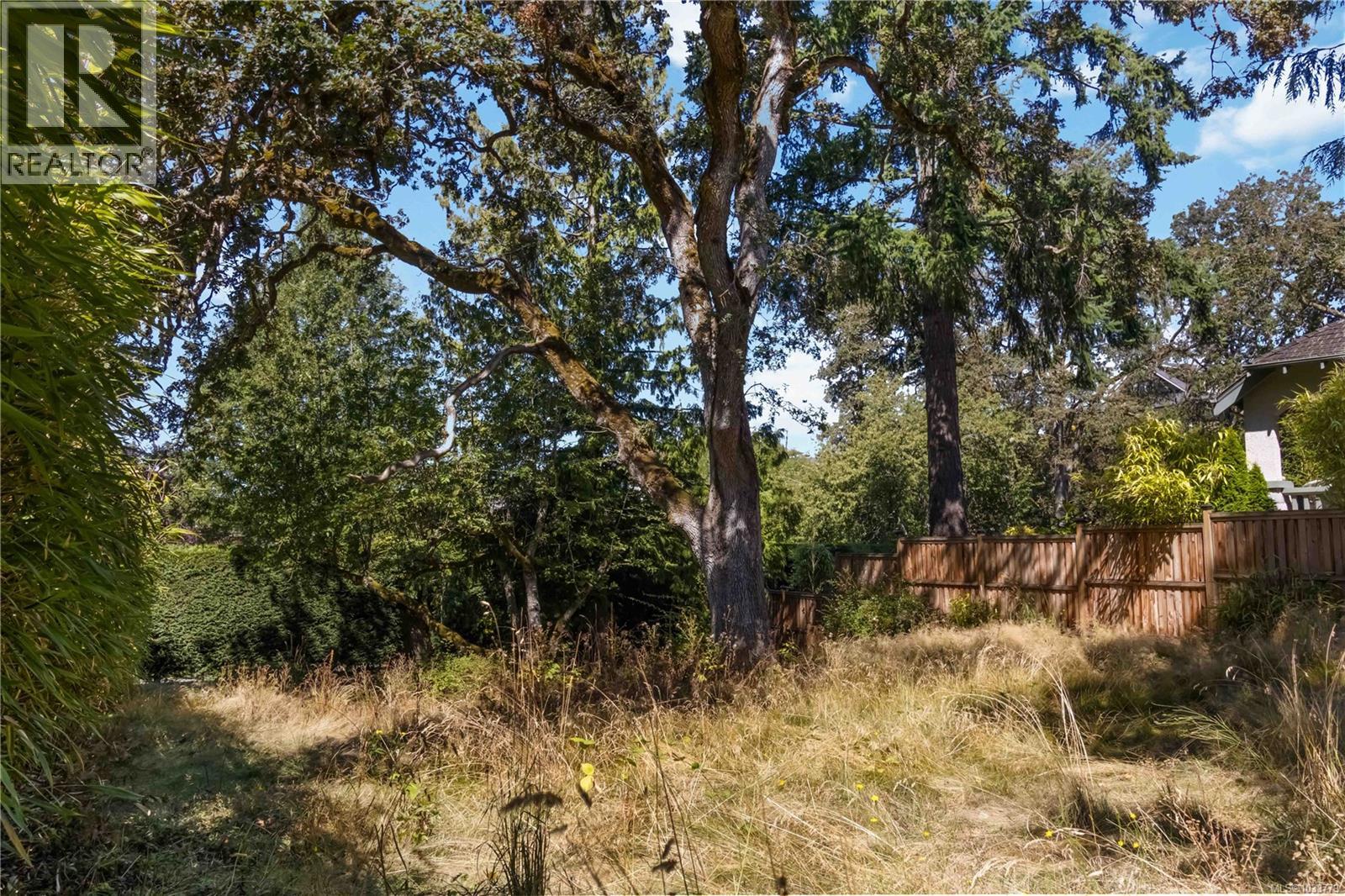 933 Woodhall Dr Property Photo 6