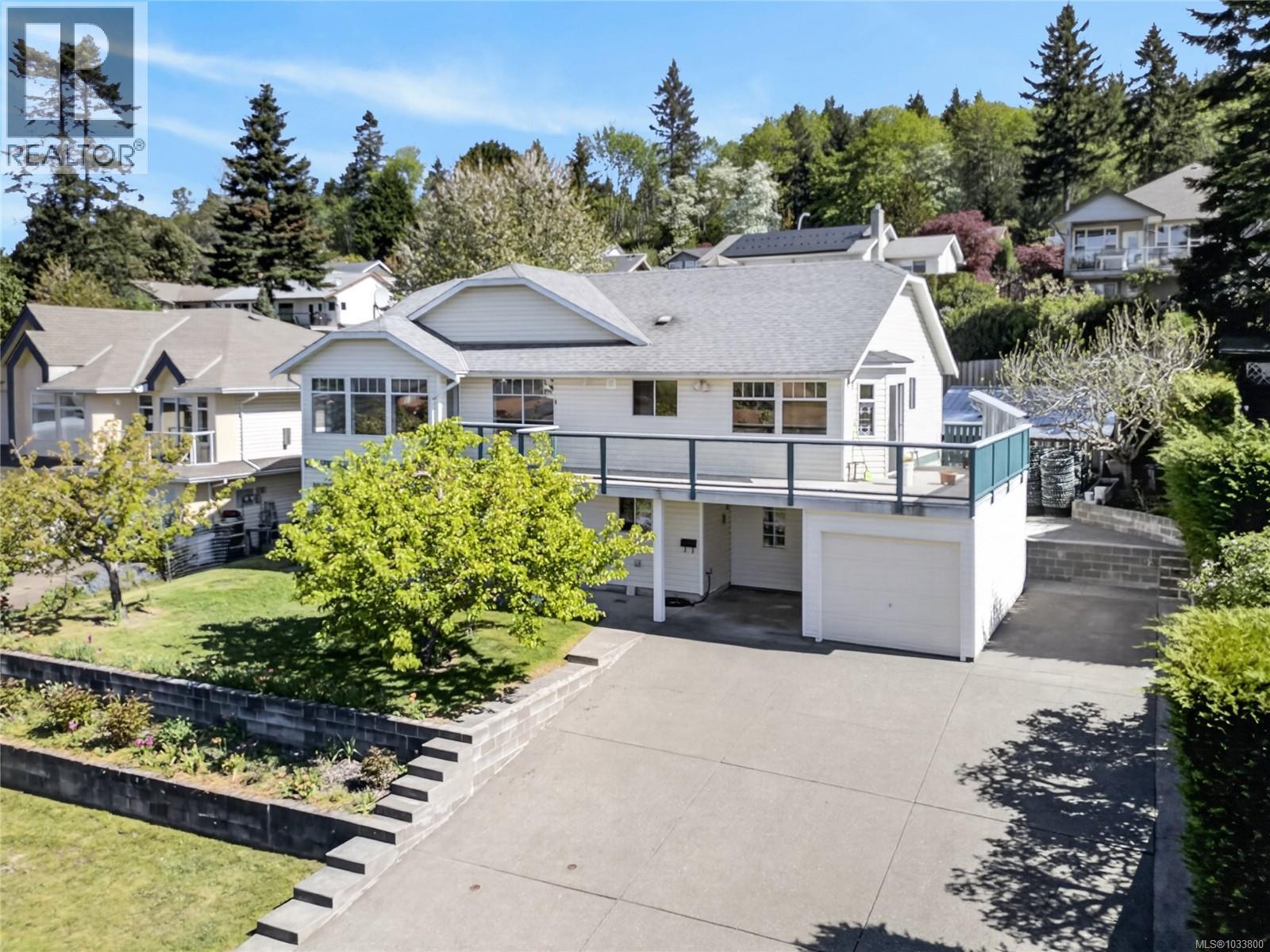 365 Panorama Cres Property Photo 1