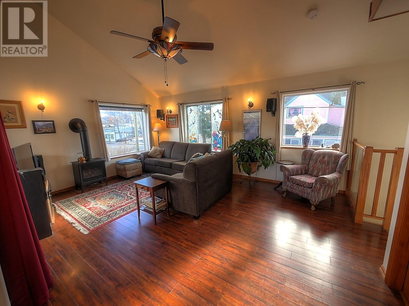 504 Centre Street Property Photo 4