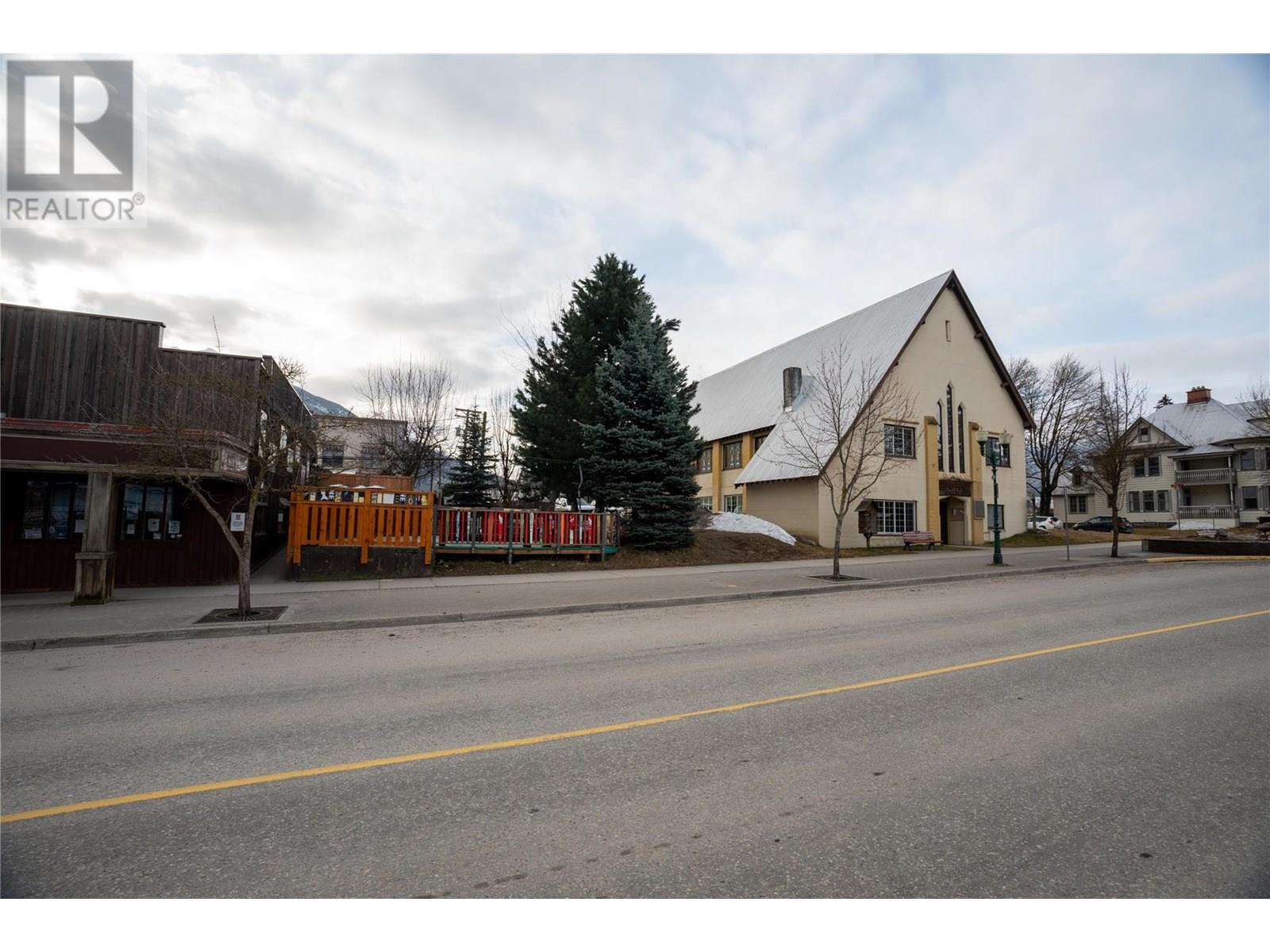 310 Mackenzie Avenue Property Photo 6