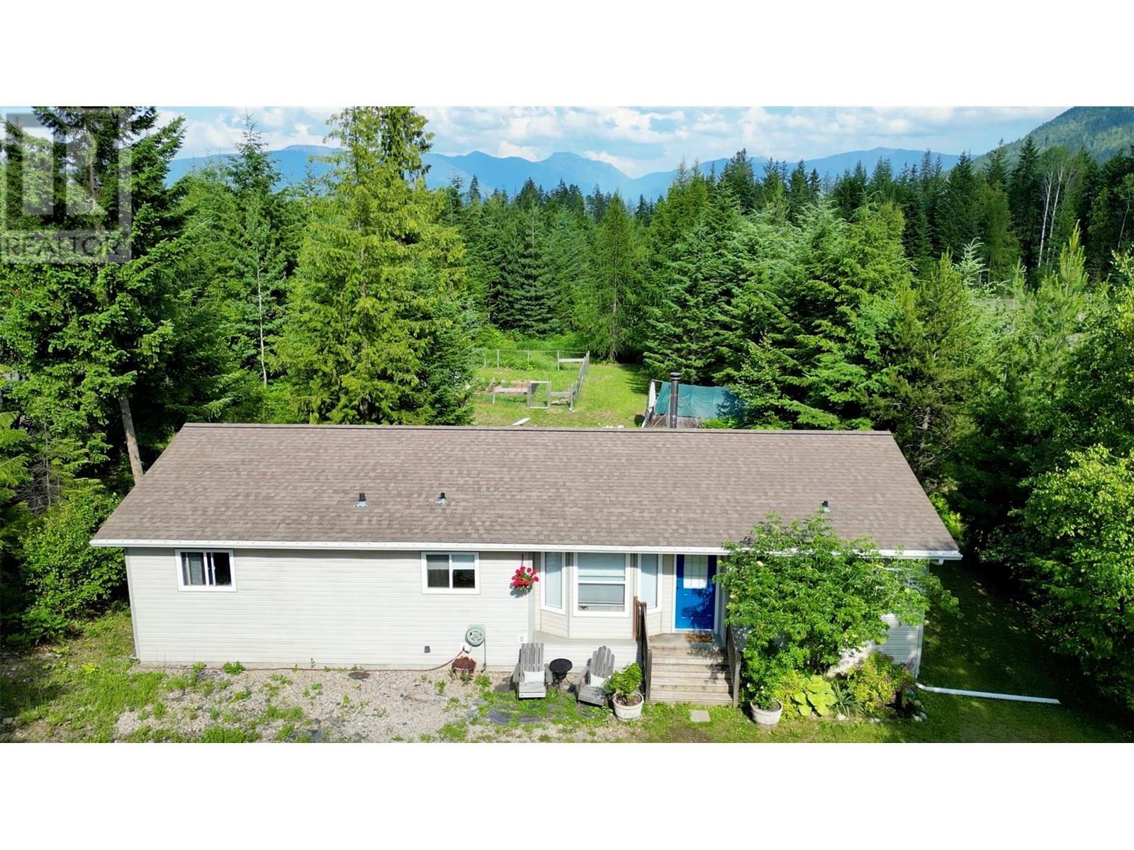 700 Heyland Road Property Photo 4