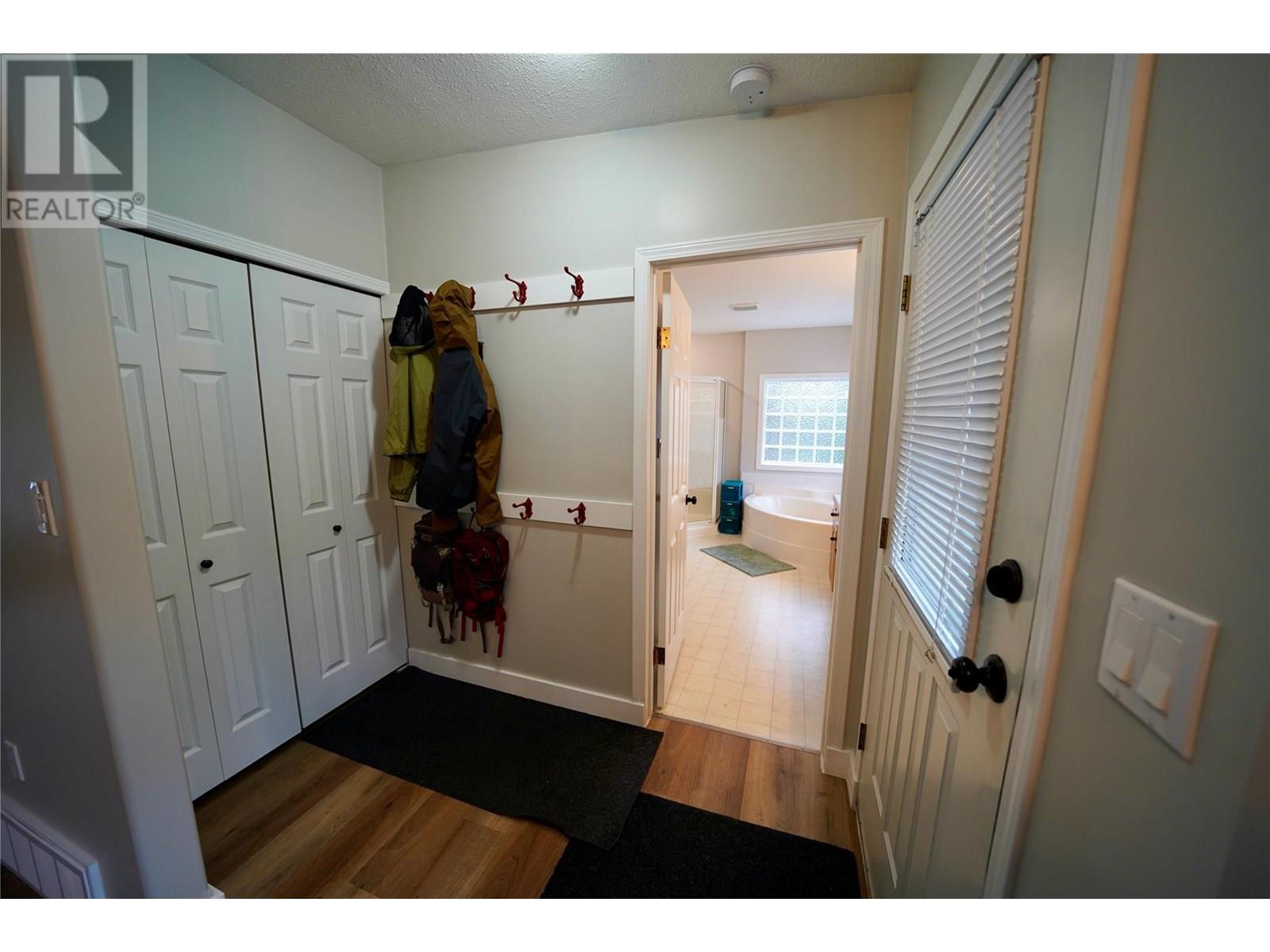 700 Heyland Road Property Photo 8