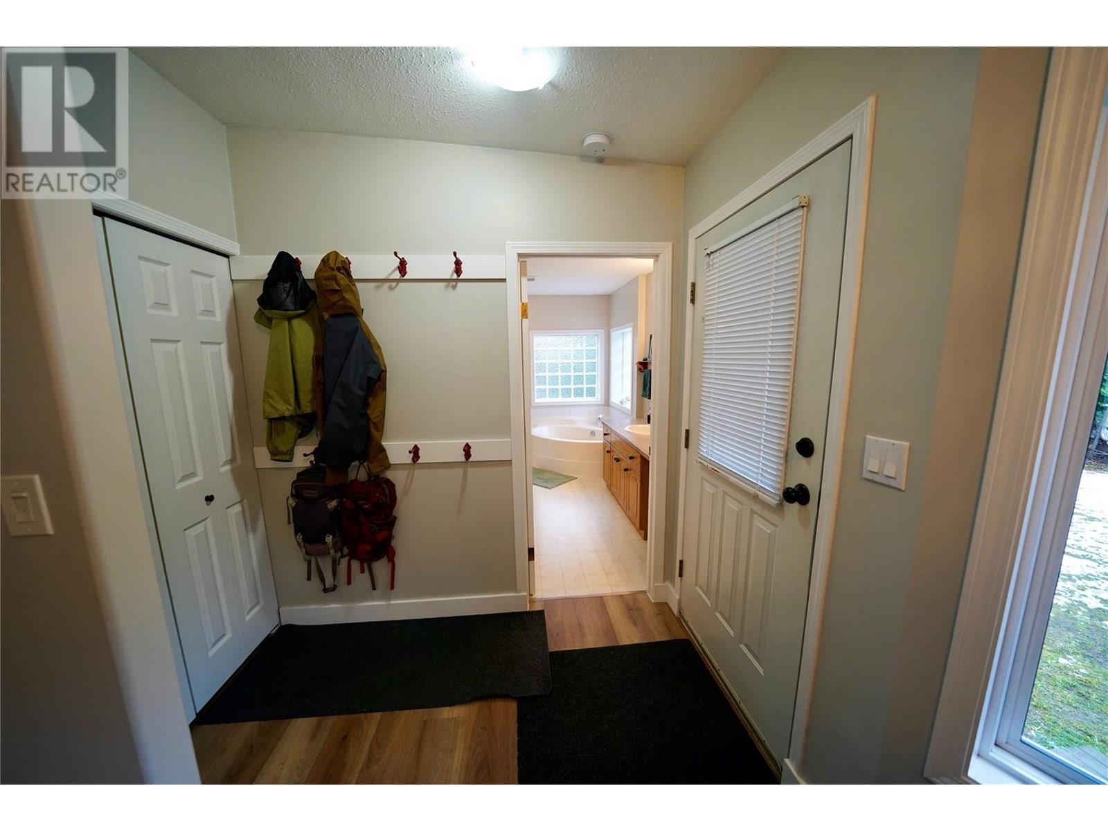 700 Heyland Road Property Photo 9
