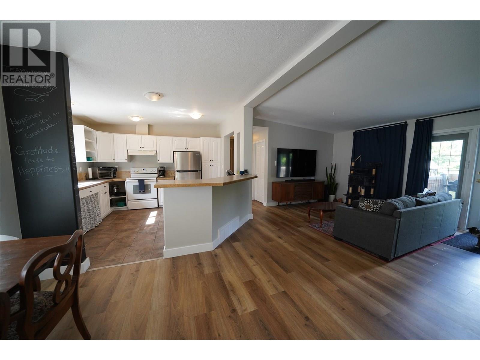 700 Heyland Road Property Photo 14