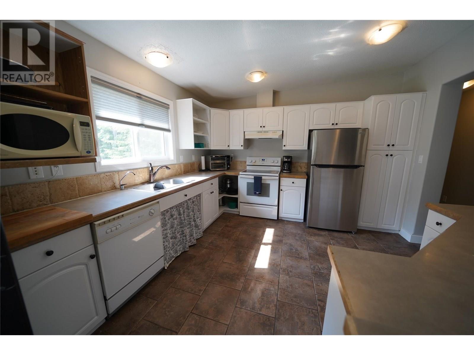700 Heyland Road Property Photo 17