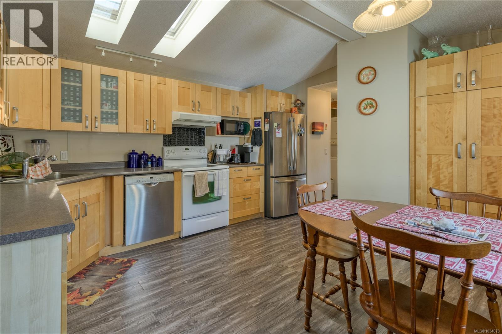 1 5250 Beaver Harbour Rd Property Photo 4
