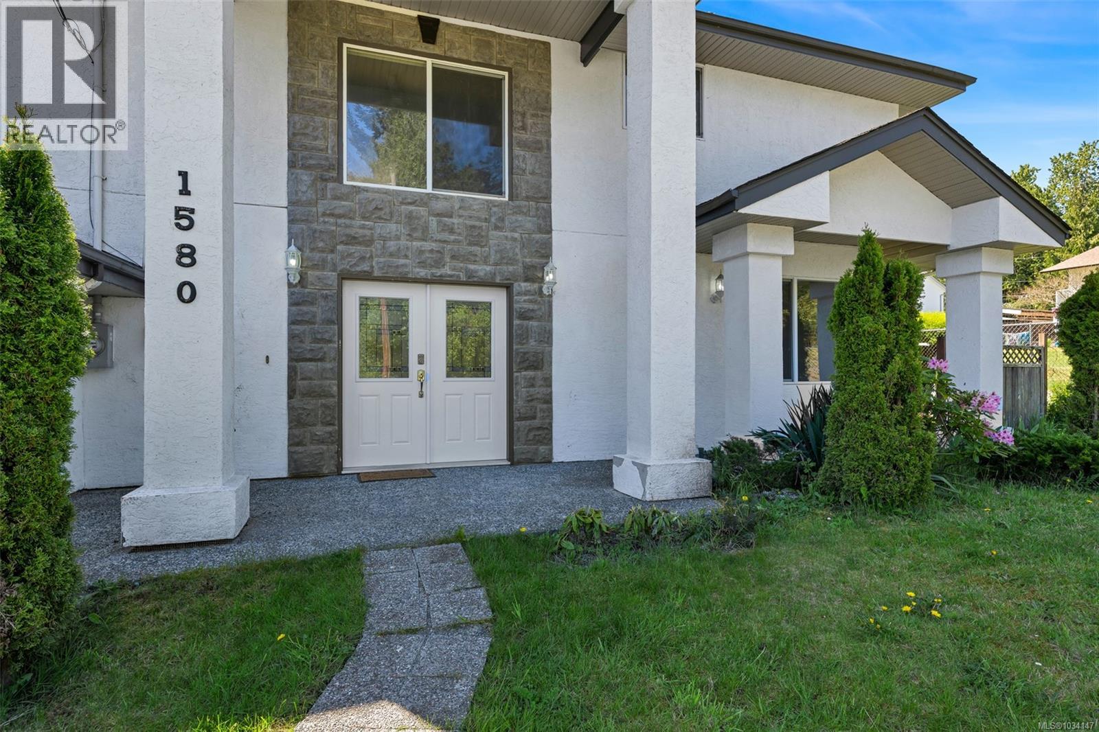 1580 Babine Rd Property Photo 2