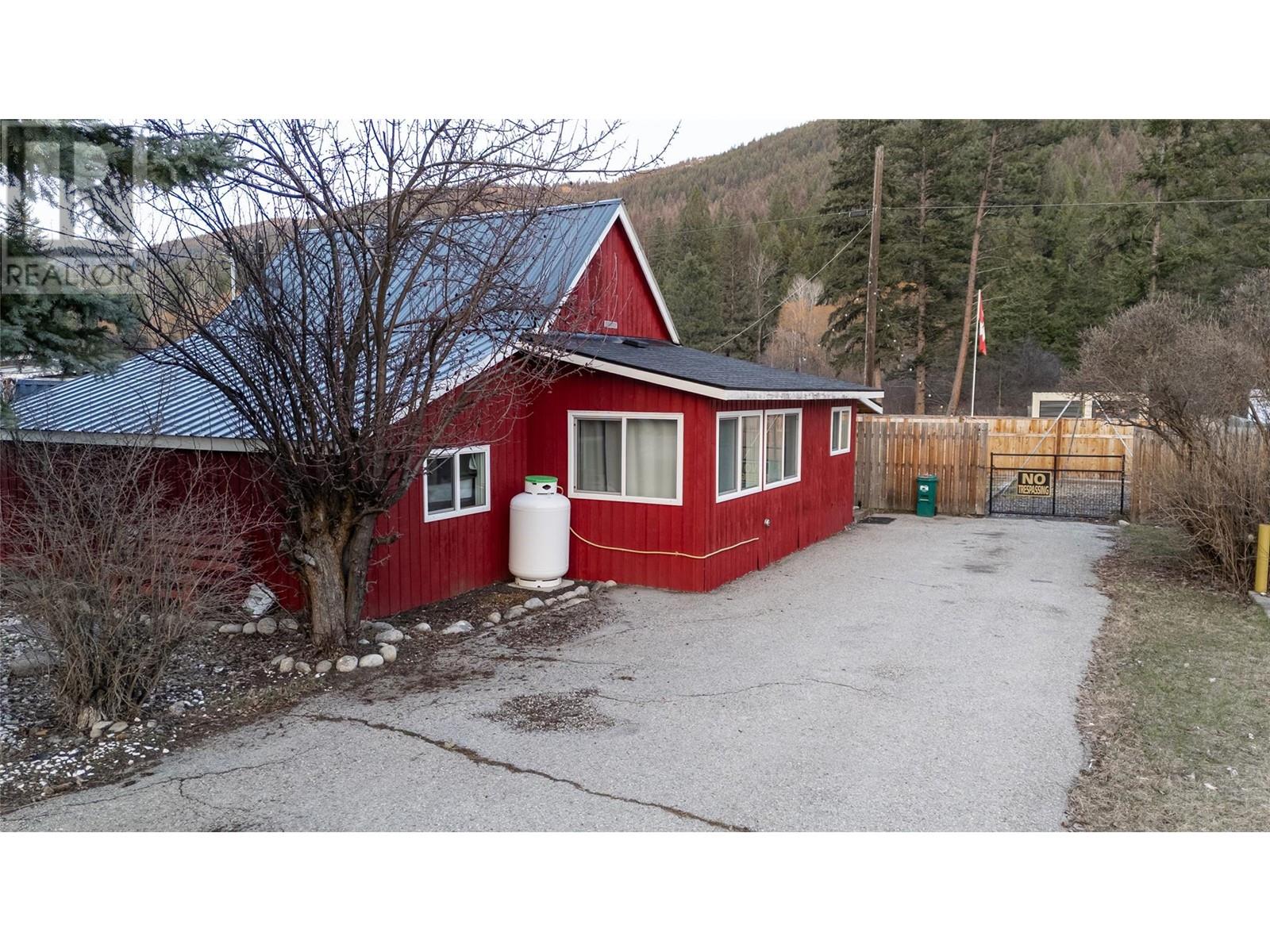 5844 Highway 33 Property Photo 1