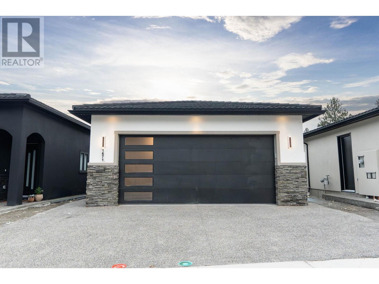 1671 Harbour View Crescent Property Photo 1
