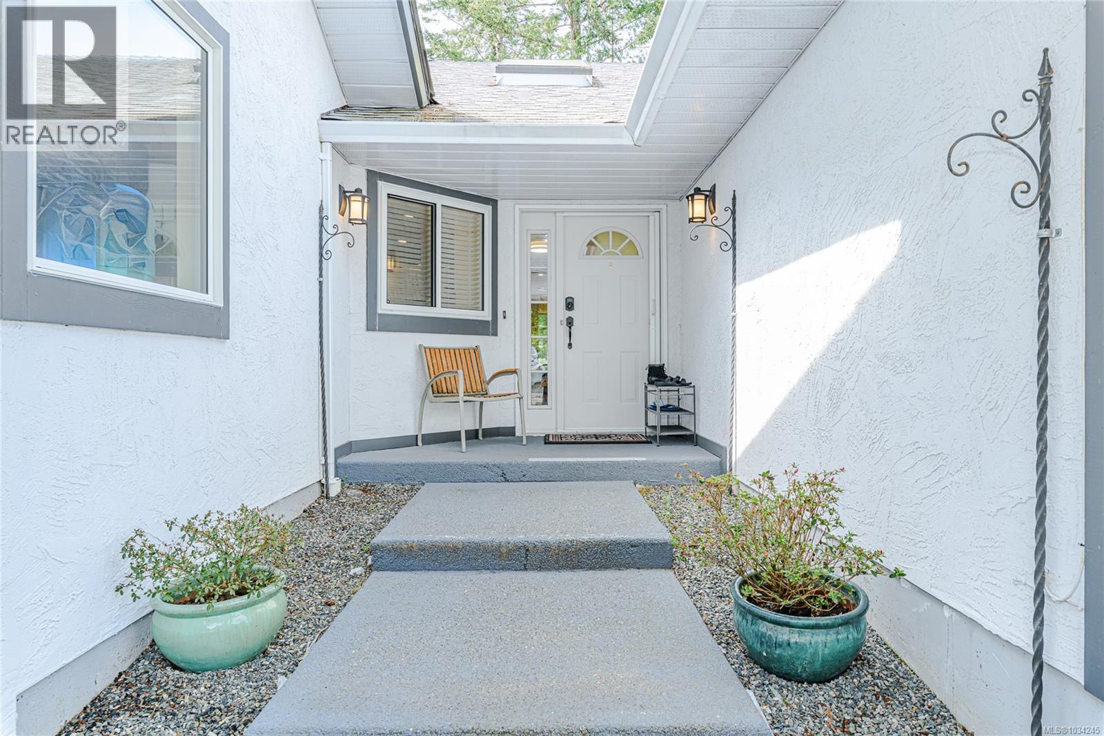 3556 Arbutus Dr S Property Photo 4