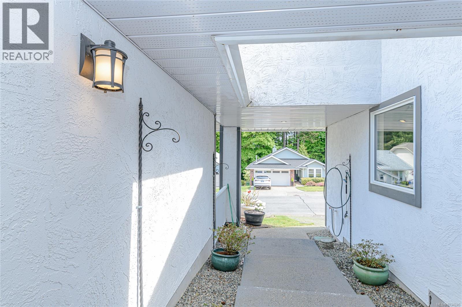 3556 Arbutus Dr S Property Photo 5