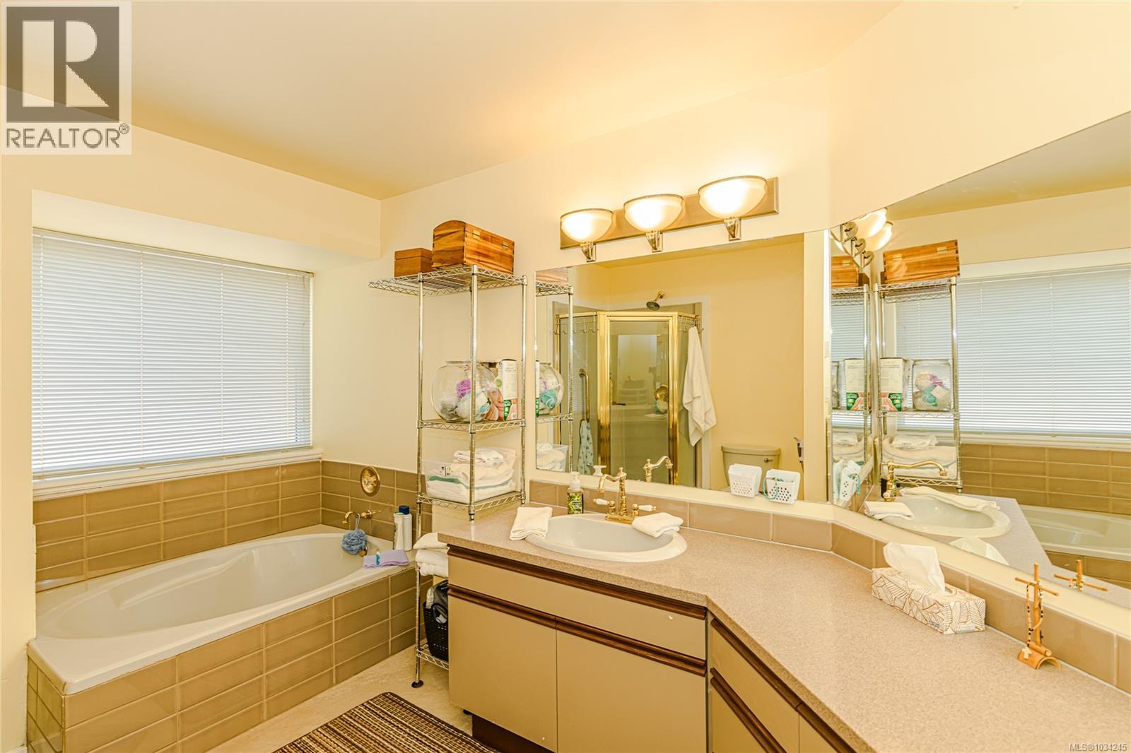 3556 Arbutus Dr S Property Photo 23