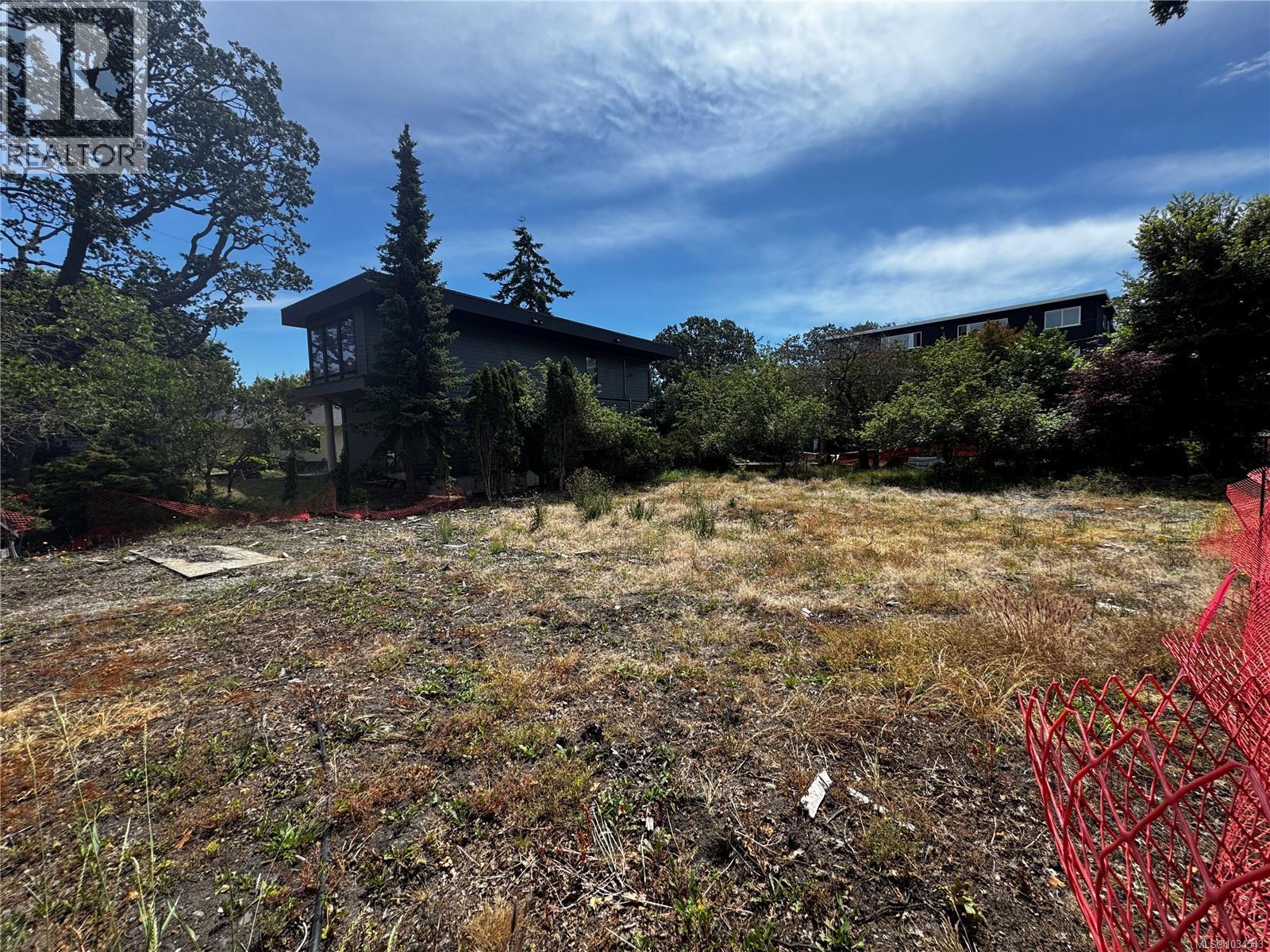 2501 Wootton Cres Property Photo 2