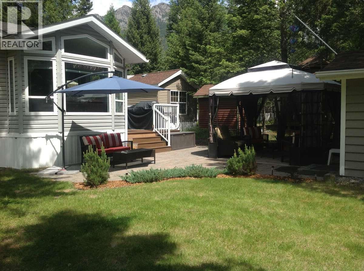 4889 Lynx Crescent Property Photo 2