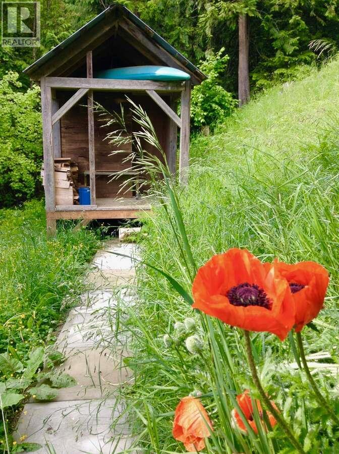 6119 Slocan River Road Property Photo 7