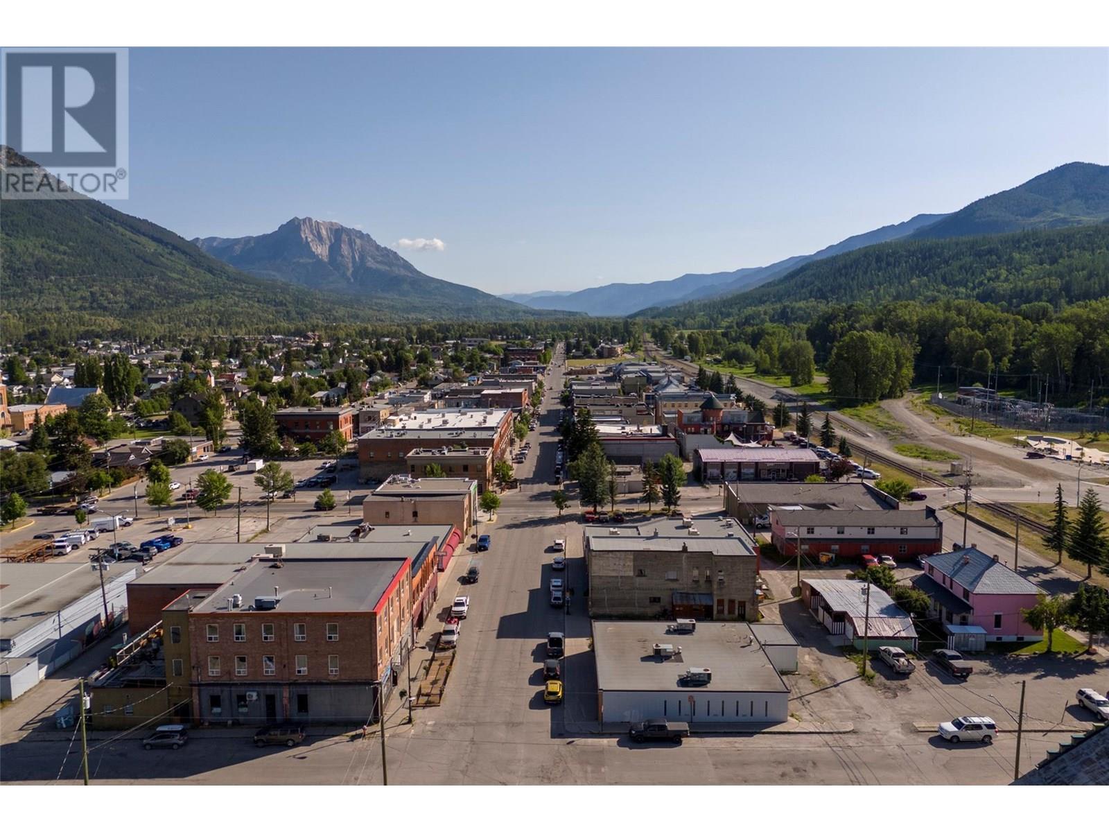 302 2nd Avenue Property Photo 14