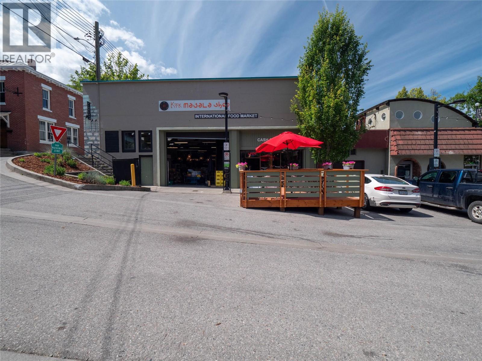 696 Baker Street Property Photo 2