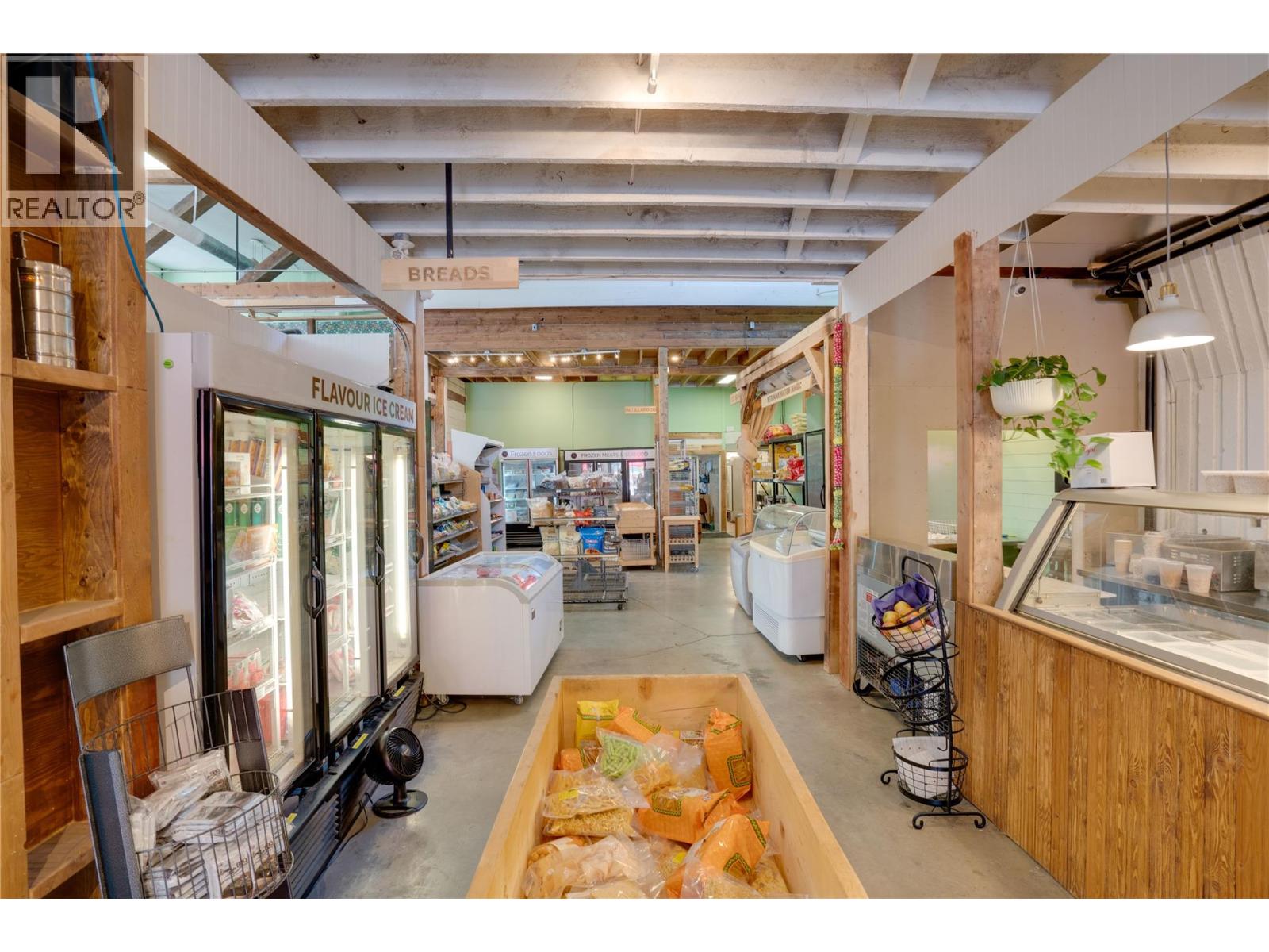 696 Baker Street Property Photo 12