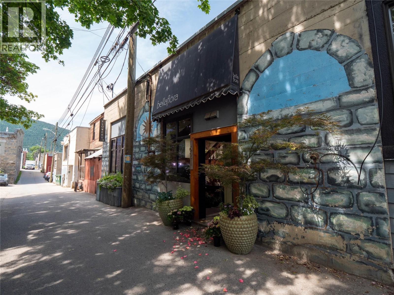 696 Baker Street Property Photo 15