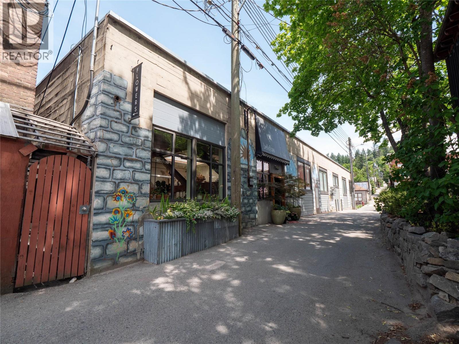 696 Baker Street Property Photo 16