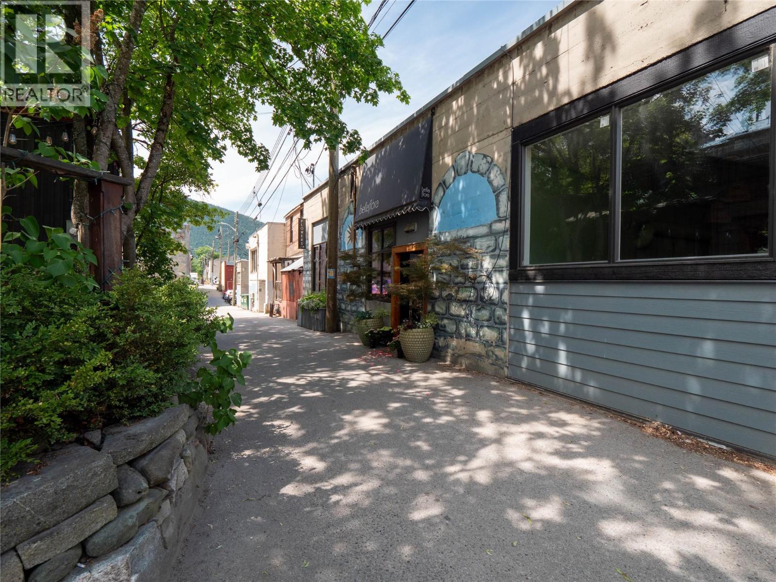 696 Baker Street Property Photo 17