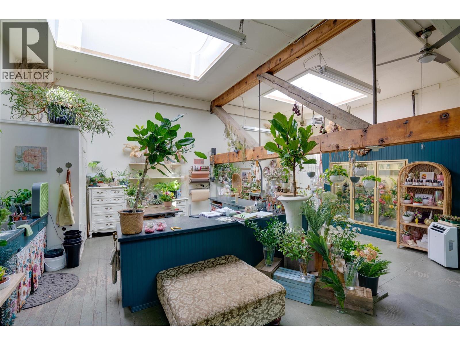 696 Baker Street Property Photo 20