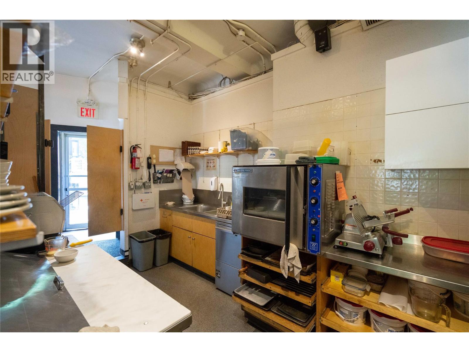 696 Baker Street Property Photo 33