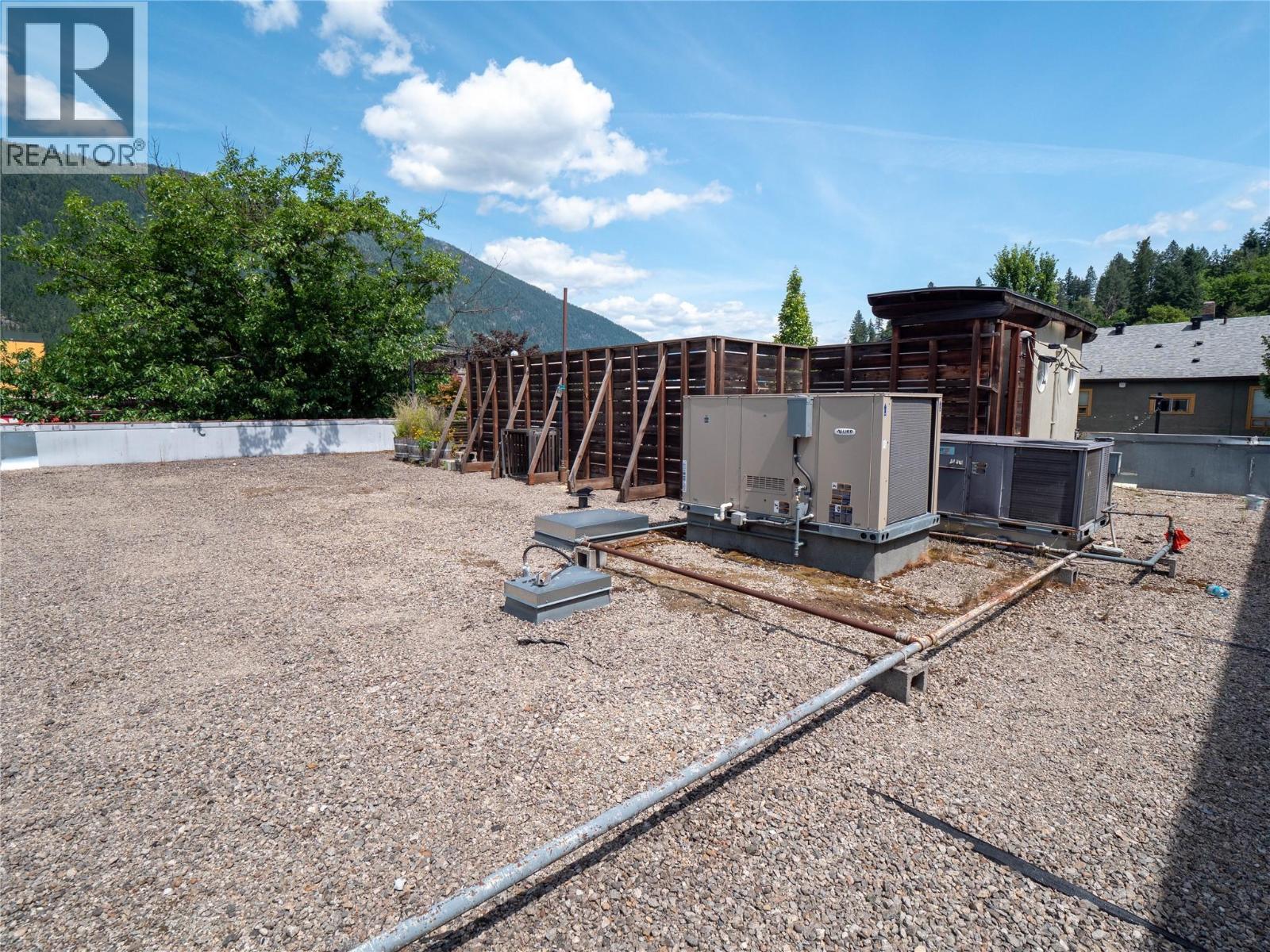 696 Baker Street Property Photo 64