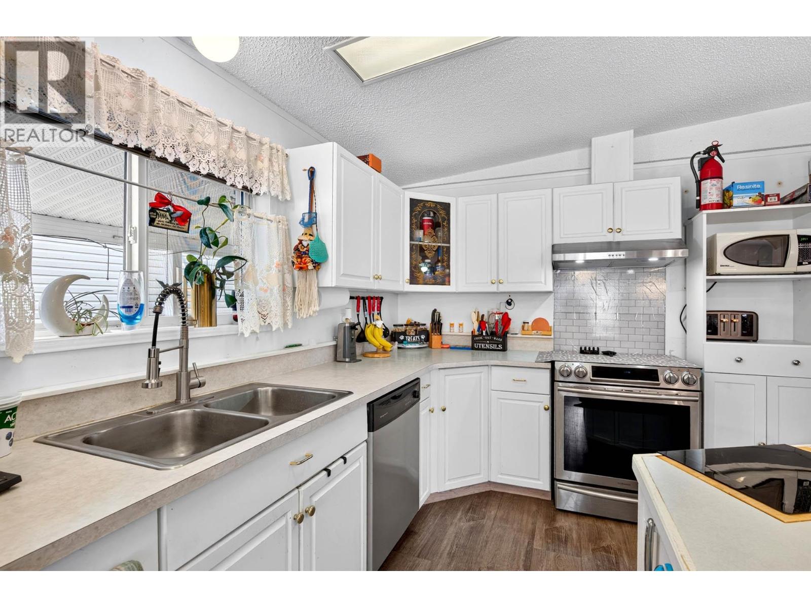 1664 Woodburn Drive Property Photo 8