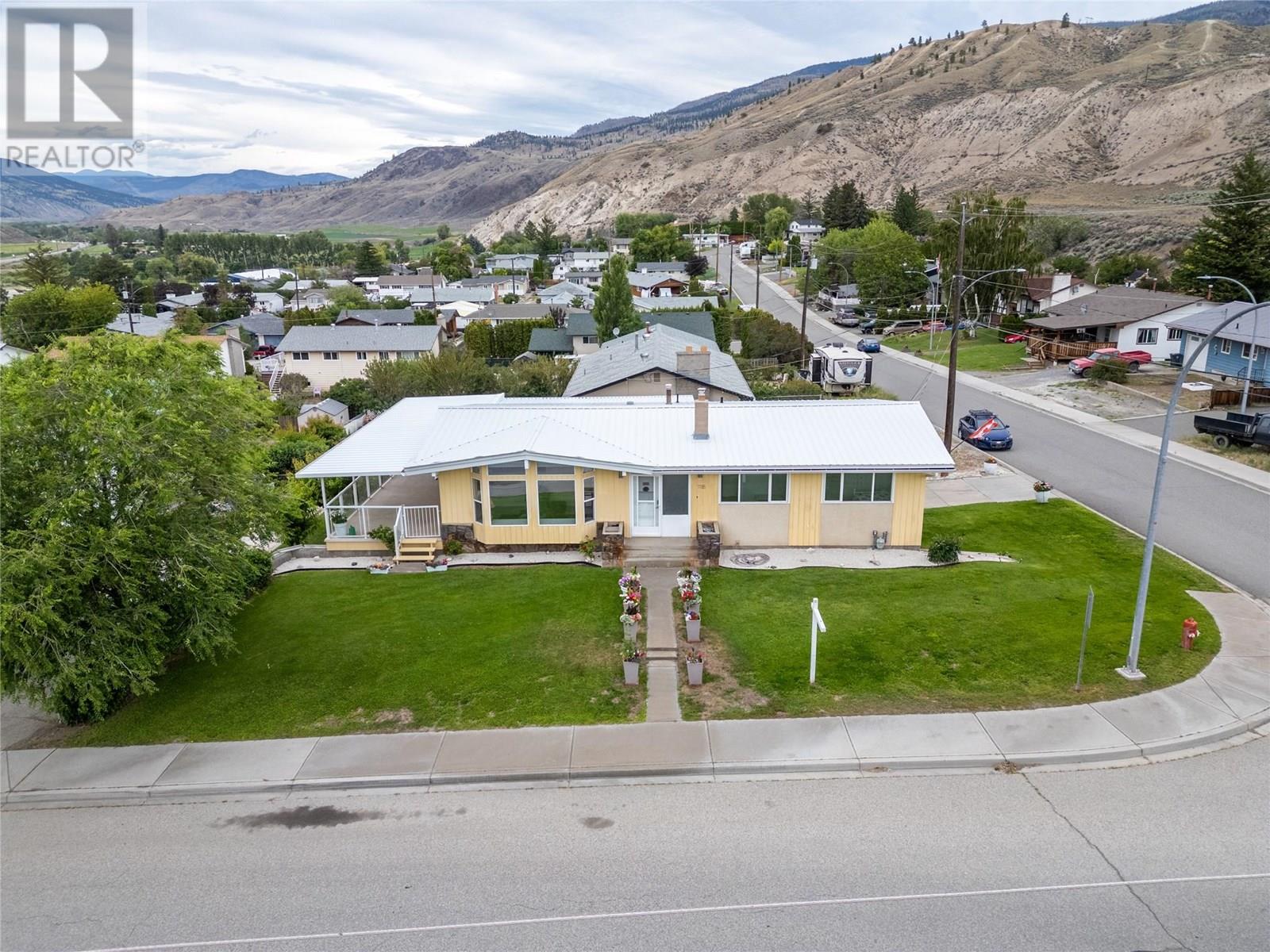1118 Maclean Crescent Property Photo 1