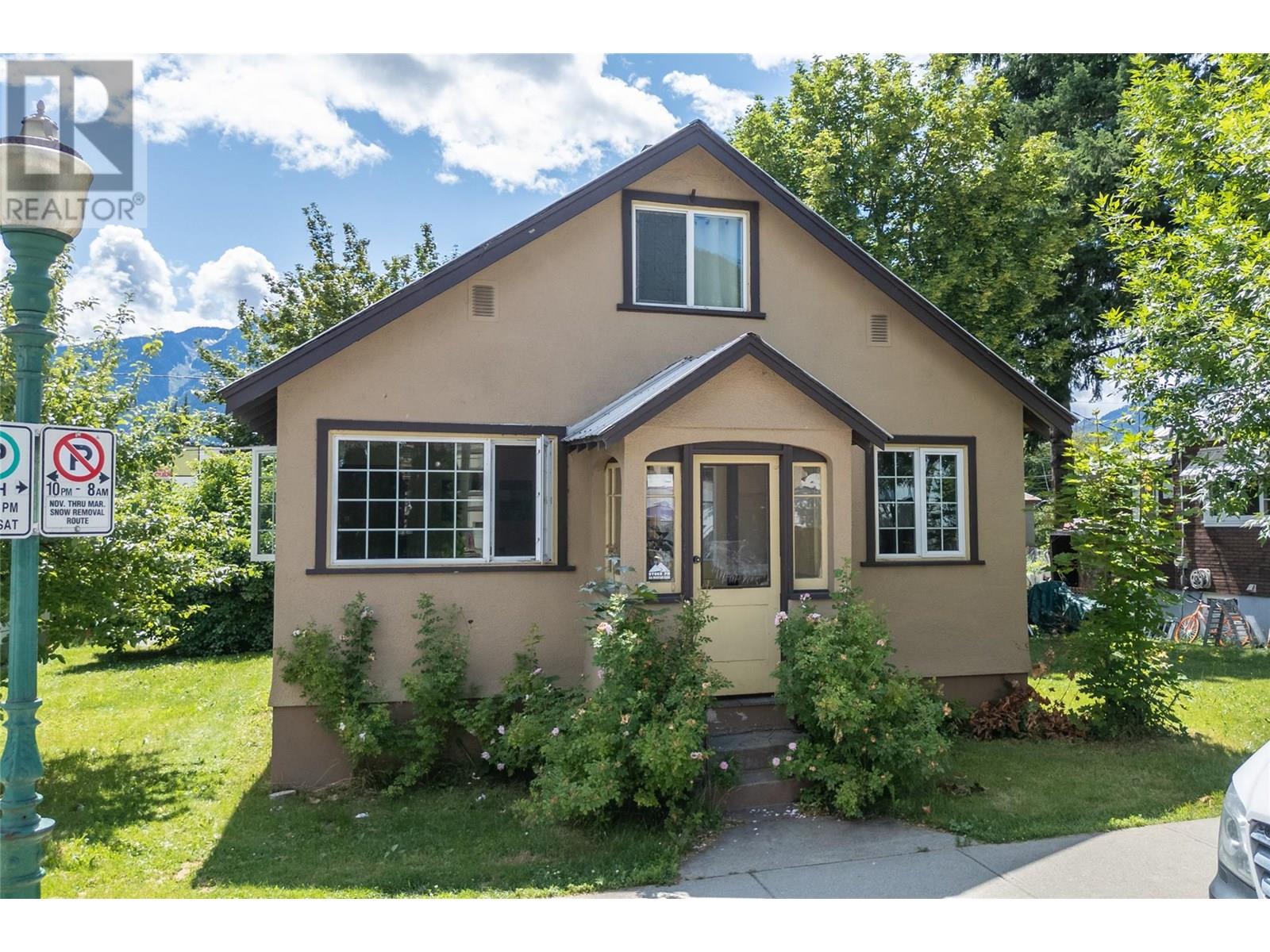303 Second Street W Property Photo 1